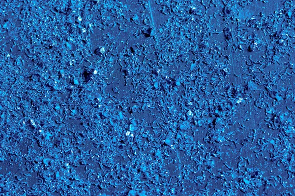 Particles of shiny chips after working out drilling, milling or turning machine in production or factory. Steel scrap materials recycling. Close up of metallic dust in blue light. — Stock Photo, Image