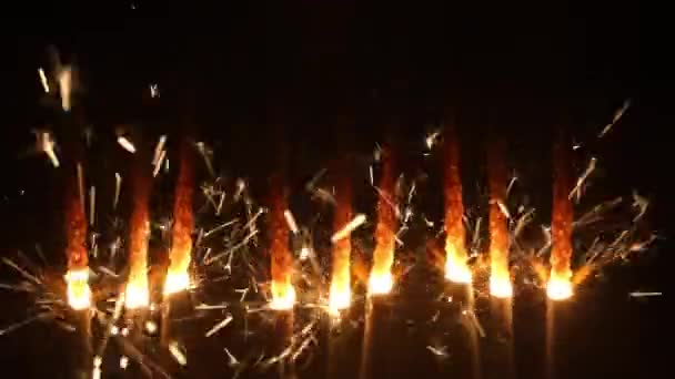 Fajerwerki na czarnym tle. Błyszczące plamy bengalskich pożarów w ciemności. Magia świecących ogni. Dziecinna zabawa, radość, szczęśliwe wakacje, Nowy Rok lub urodziny. Zamknij drzwi. Zwolniony ruch — Wideo stockowe