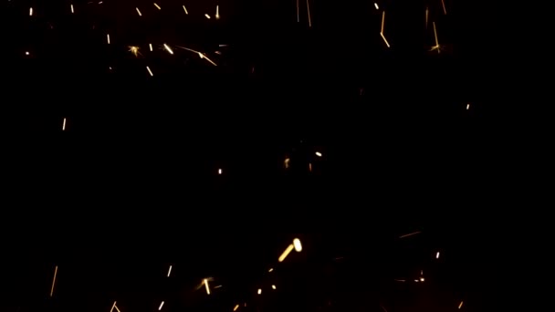 Блестящие брызги бенгальских пожаров на черном фоне. Молния сверкает в темноте. Блестящий бенгальский фейерверк с золотыми брызгами искр. Праздник, новый год, день рождения. Закрывай. Медленное движение. — стоковое видео
