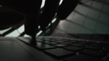 Adam sosyal ağa mesaj yazıyor. Erkek eller karanlıkta klavyeye yazı yazıyor. Yazar medyada makale yazıyor. Dizüstü bilgisayarda çalışmak, klavyede yazmak, online iş. Kapatın. Yavaş çekim.