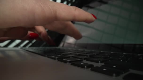 Η γυναίκα δακτυλογραφεί στο πληκτρολόγιο του λάπτοπ. Δάχτυλα αγγίζουν πληκτρολόγηση. Επιχειρηματίας που εργάζεται στον υπολογιστή tablet. Κλείστε τα γυναικεία χέρια στο πληκτρολόγιο στο σκοτεινό γραφείο. Ελεύθερη εργασία, online εκπαίδευση. Αργή κίνηση. — Αρχείο Βίντεο