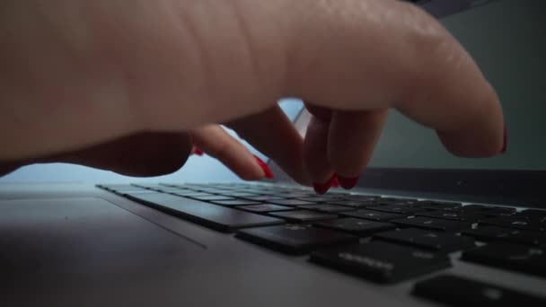 Γυναικείο χέρι που δουλεύει σε φορητό υπολογιστή. Κλείστε τα γυναικεία κουμπιά δακτυλογράφησης δακτύλων στο σημειωματάριο. Dolly πυροβόλησε των θηλυκών δακτύλων πατώντας τα πλήκτρα στο πληκτρολόγιο του υπολογιστή και κουβεντιάζοντας στο κοινωνικό δίκτυο. Αργή κίνηση. — Αρχείο Βίντεο