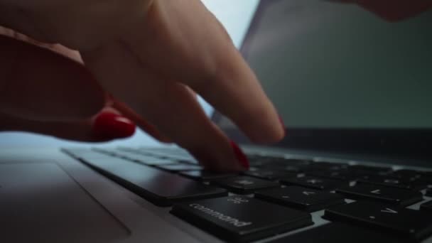 Mão de mulher trabalhando no computador portátil. Feche dedos femininos digitando botões no notebook. Dolly tiro de dedos femininos empurrando teclas no teclado do computador e conversando em rede social. Movimento lento. — Vídeo de Stock
