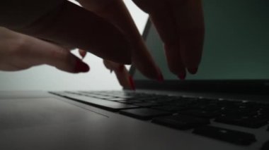 Kadın parmaklar bir dizüstü bilgisayarın tuşlarına dokunuyor. Sosyal ağlar için yazı yazıyor, internetteki çevrimiçi iletişim. Dizüstü bilgisayarda çalışan bir kadın çevrimiçi öğrenim yapıyor. Ağır çekim. Kapat..