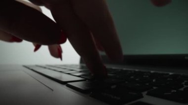 Kadın parmaklar bir dizüstü bilgisayarın tuşlarına dokunuyor. Sosyal ağlar için yazı yazıyor, internetteki çevrimiçi iletişim. Dizüstü bilgisayarda çalışan bir kadın çevrimiçi öğrenim yapıyor. Ağır çekim. Kapat..
