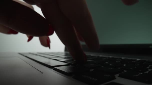 Τα θηλυκά δάχτυλα αγγίζουν τα πλήκτρα ενός πληκτρολογίου laptop πληκτρολογώντας κείμενο για τα κοινωνικά δίκτυα, σε απευθείας σύνδεση επικοινωνία στο Διαδίκτυο. Γυναίκα που εργάζεται στο πληκτρολόγιο laptop κάνει online μάθηση. Αργή κίνηση. Κλείσε.. — Αρχείο Βίντεο