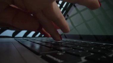 Dizüstü bilgisayarda hızlı yazan kadın elinin düşük açılı görüntüsü. Defter üzerinde çalışan bir kadın. Serbest çalışma, çevrimiçi eğitim, sohbet, sosyal ağlarda iletişim. İnternet işi. Kapat..