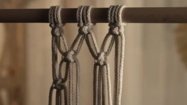 Dekorasyon ya da dekorasyon için makrome iplik deseni. Ev dekorasyonu fikri el yapımı makrome pamuk. Düğümlü dantel, iç dekorasyon için dekoratif süs. Kapat..