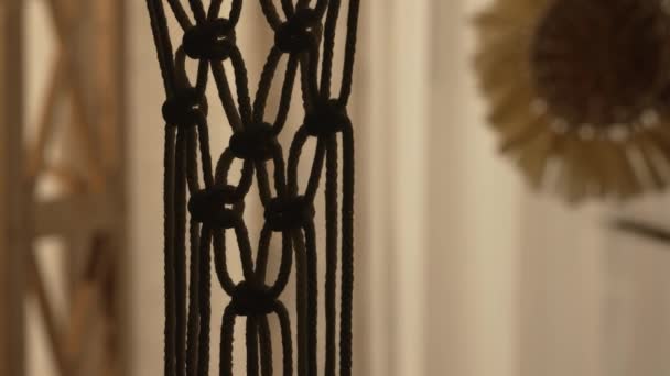 Patrón de hilos de macramé para decoración o decoración del hogar. Idea de decoración casera hecha a mano de algodón macramé. Encaje anudado, adorno decorativo para decorar un interior acogedor. De cerca.. — Vídeo de stock