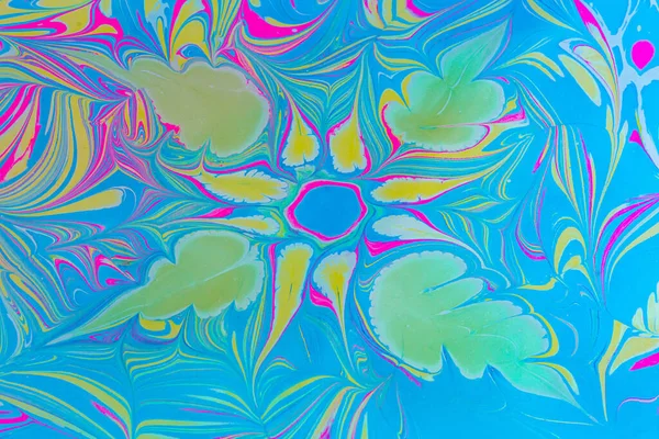 전통적 인 에브라 우의 행진곡. 파란색, 노란색, 파란색으로 무늬가 뚜렷하게 나타나 있다. 물 위에 있는 대리석 얼룩의 다채 로운 질감은 손으로 물 위에 그림을 그리는 것이다. 닫아. — 스톡 사진