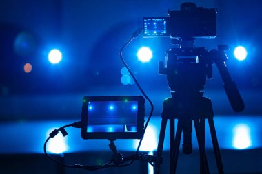 Mavi ışıkta buz arenasındaki video kameradan bakın. Çekim hokeyi ya da artistik patinaj antrenmanı süreci. Parlak spot ışıklarıyla aydınlatılmış boş buz pateni pisti. Kapat..