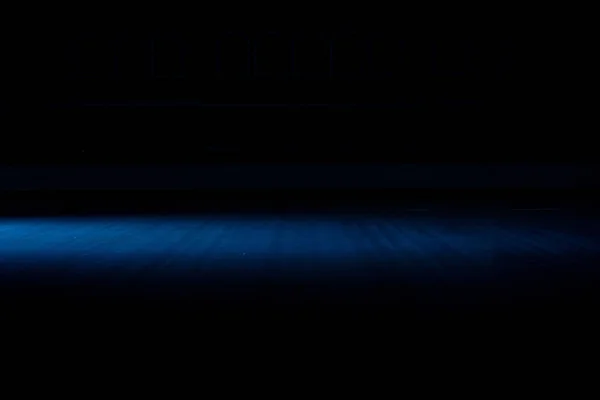 Arena de hielo oscuro vacío iluminado por focos azules. El haz de luz se refleja desde la superficie del hielo. Concepto de juegos de deportes de invierno, hockey, patinaje artístico. Fondo helado de hielo resbaladizo. De cerca.. —  Fotos de Stock