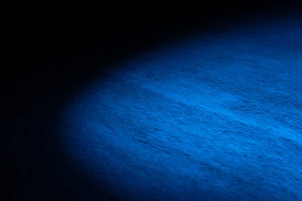 Tmavě prázdná ledová aréna ozářená modrými reflektory. Paprsek světla se odráží od ledového povrchu. Koncept zimních sportů, hokej, krasobruslení. Ledové pozadí kluzkého ledu. Zavřít. — Stock fotografie