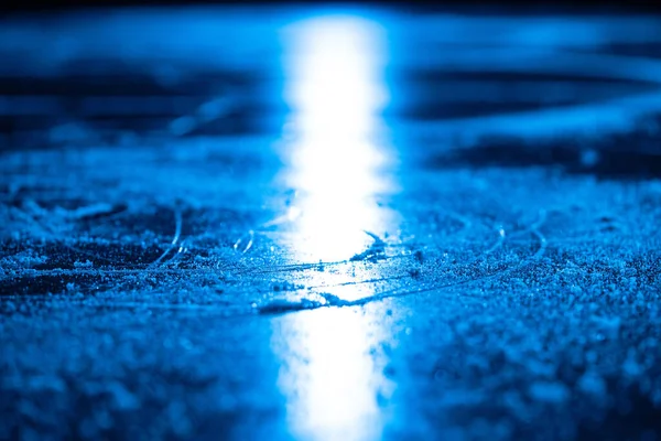 Fundo de gelo e textura com arranhões de patinação e hóquei. Piso de pista de gelo, detalhe de fundo de gelo texturizado com neve e cristais em luz azul. Pista de gelo vazia de perto. — Fotografia de Stock