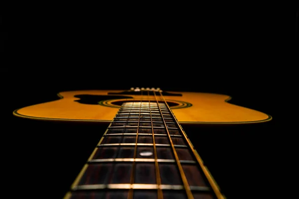 Houten akoestische gitaar met toets en snaren over zwarte studio achtergrond. Snarig geplukt muziekinstrument close-up. Klassieke vintage gitaar. Muziek en kunst. — Stockfoto