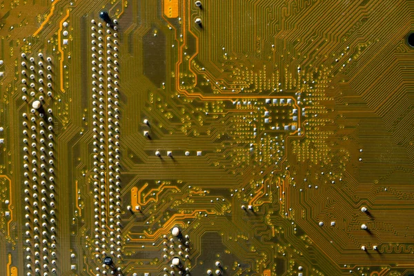 Goldene Platine aus nächster Nähe. Motherboard-Digitalchip. Elektronische Computer-Hardware-Technologie. Technischer Hintergrund. Komponente Informationstechnologie. — Stockfoto