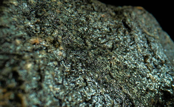 Pietra di granito naturale bagnato con motivo strutturato. Granito grigio marmo texture, superficie di granito e sfondo. Materiale per la costruzione. Macro primo piano della superficie in pietra dura goffrata. — Foto Stock