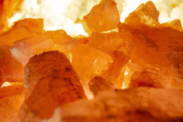 ヒマラヤ海塩の赤橙色の結晶の破片。バックライト付き天然の巨大なクリスタルピンクの塩。料理、調味料、薬、スパ、健康のためのミネラルクリスタル。テクスチャを閉じますヒマラヤ塩石 — ストック写真
