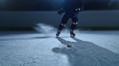 Buz hokeyi sahası: Profesyonel Oyuncu Atış, Vurma, Hokey Sopalarıyla Puck 'a Vurma. Dramatik yakın çekim, sinematik ışıklandırma, 3 boyutlu Puck uçan yavaş çekim. 1 pakette 2