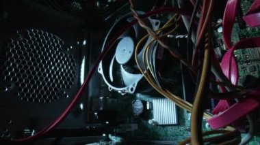 Bir bilgisayar sistemi biriminde kamera hareketi. Kamera soğutucuya yakınlaşıyor. Hareket halindeki çekim, içerideki bilgisayar kabloları ve yapısı. Bilgisayar bileşenlerini, elektronik ekipmanları kapat.