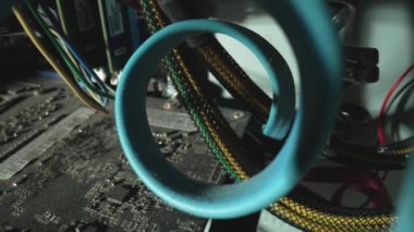 Uzun zamandır kullanılmayan eski parçalanmış bilgisayar sistemi ünitesi. İçerideki PC 'yi kapat, kirli tozlu anakart mikrodevre, kablolar ve bilgisayar yapısı. Kamera uzaklaşıyor..