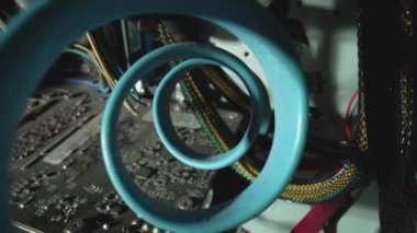 Uzun zamandır kullanılmayan eski parçalanmış bilgisayar sistemi ünitesi. İçerideki PC 'yi kapat, kirli tozlu anakart mikrodevre, kablolar ve bilgisayar yapısı. Kamera yakınlaştır.