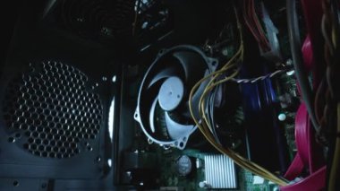 Bir bilgisayar sistemi biriminde kamera hareketi. Kamera soğutucuya yakınlaşıyor. Hareket halindeki çekim, içerideki bilgisayar kabloları ve yapısı. Bilgisayar bileşenlerini, elektronik ekipmanları kapat.