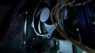 Bir bilgisayar sistemi biriminde kamera hareketi. Kamera soğutucuya yakınlaşıyor. Hareket halindeki çekim, içerideki bilgisayar kabloları ve yapısı. Bilgisayar bileşenlerini, elektronik ekipmanları kapat.