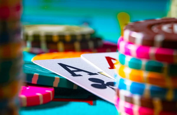 Renkli poker fişleri ve oyun masasında iskambil kağıtları. Risk kavramı: Kumarhanede poker oynamak. Poker oyunu teması. Kumarhane.. — Stok fotoğraf