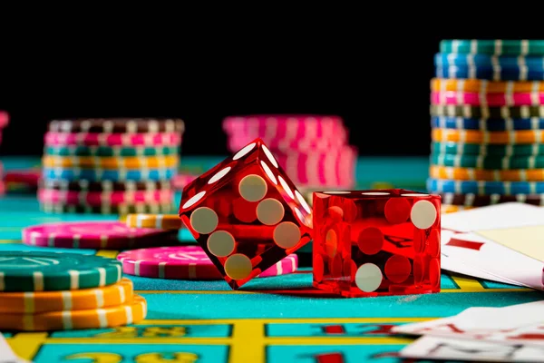Rode dobbelstenen, speelkaarten en gekleurde chips voor het spelen van poker op speeltafel in casino. Concept van gokken, wedden, vrije tijd. Achtergrond van poker spel, entertainment, risico, gaming levensstijl. Sluiten.. — Stockfoto