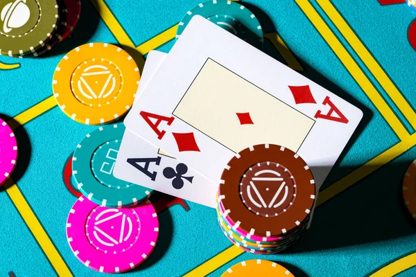 Bovenaanzicht van set gekleurde poker chips en twee azen speelkaarten op de speeltafel. Risico concept - het spelen van poker in casino. Poker spel thema. Casino weddenschappen. Club van elite gokkers, rijkdom, succes. — Stockfoto