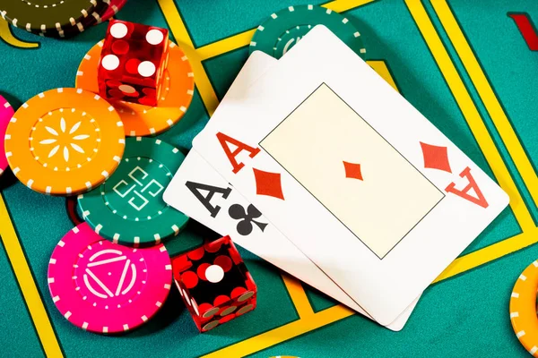 Casino chips met dobbelstenen en speelkaarten op tafel. Concept van het gokken of poker en entertainment. Twee azen op de pokertafel voor gokken en wedden. close-up macro shoot. — Stockfoto