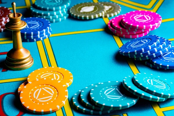 Sada barevných žetonů na pokerovém stole v kasinu. Sázky, risk, vítězství. Koncept hazardu, sázek, volného času. Pozadí pokeru. Herní stůl s žetony zavřít. — Stock fotografie