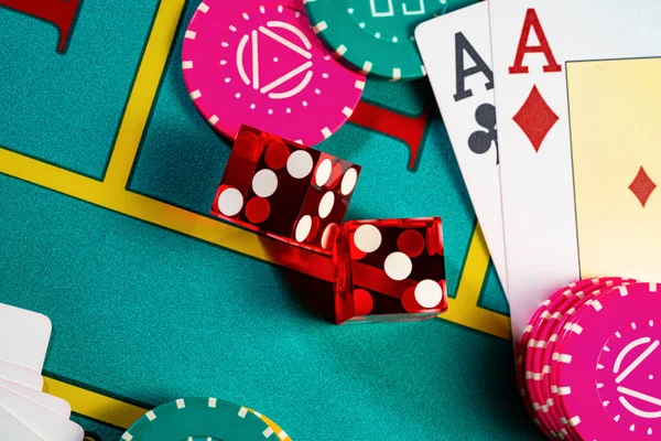 Playing cards, dice and colored poker chips from above on poker table at the casino. The concept of gambling, betting, leisure. Game background with two aces and chips. Close up. — Stock Photo, Image