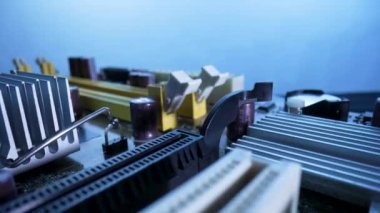Çipleri, hafıza yuvaları, soğutma için alüminyum ısıtıcılar, transistörler, rezistörler ve işlemcili bilgisayar ana kartı mikro devresi. Ana kart bilgisayar elektrik devresi kapanıyor..