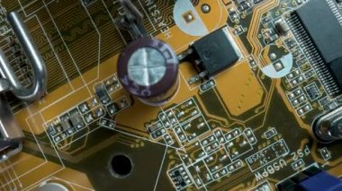 Çipli, yuvalı, transistörlü, rezistanslı ve işlemcili bilgisayar ana kartı. Anakart bilgisayar elektrik devresi kapanıyor. Bilgisayar donanımı konsepti. Teknolojik geçmiş.
