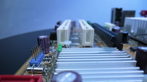 Microcircuito de placa-mãe de computador com dissipador de calor para resfriamento, capacitores e slots para RAM. Computador de placa-mãe circuito elétrico fechar. Tecnologia electrónica de hardware informático. — Vídeo de Stock