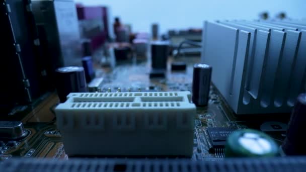 Capacitores, dissipadores de calor de alumínio para resfriamento, chips e slots de memória em um microcircuito de placa-mãe de computador. Computador de placa-mãe circuito elétrico fechar. Conceito de hardware PC. — Vídeo de Stock