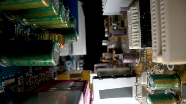 Komputer motherboard microcircuit dengan chip, slot RAM, kumparan induksi dan kapasitor. Slide kamera di sepanjang sirkuit mikro motherboard. Sirkuit listrik komputer Motherboard ditutup. — Stok Video