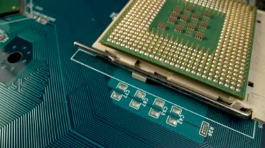 Bilgisayar ana kartı işlemci, kapasitör, çip ve indüksiyon bobinleri. Elektronik bileşenleri olan anakart mikro devre. Bilgisayar donanımı konsepti. Teknolojik geçmiş.