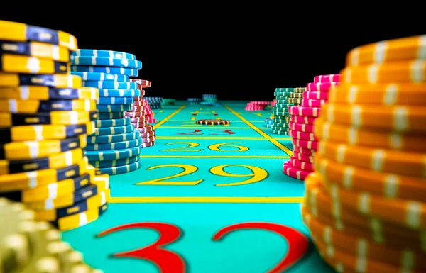 Set van felgekleurde chips voor het gokken in een casino. Gele, blauwe en roze spelchips op een pokertafel close-up. Poker chips voor weddenschappen. Het concept van entertainment, gokken, rijkdom. — Stockfoto