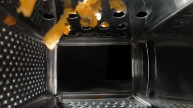 Siyah arka planda haşlanmış havuçları rendeleyen metal rendesi. Ürünleri ovalamak için keskin delikleri olan rende. Paslanmaz mutfak aleti kapat. Restoran ya da kafe için mutfak geçmişi.