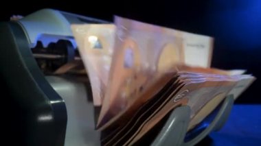 Kağıt para hesaplaması için para sayma ekipmanı. Banka finansal işlemleri için otomatik mekanizma. Sayılırken avro banknotlarını kapat