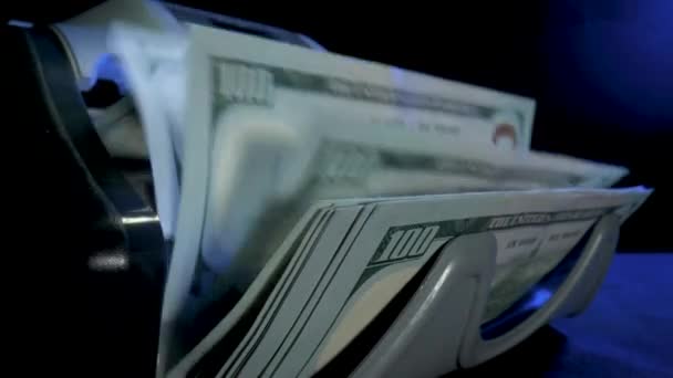 Geldtelapparatuur voor de berekening van papiergeld. Automatisch mechanisme voor financiële transacties bij banken. Wisselkantoor van honderd USD. Closeup valuta tellen machine tellen dollarbiljetten — Stockvideo