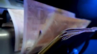 Kağıt para hesaplaması için para sayma ekipmanı. Banka finansal işlemleri için otomatik mekanizma. Sayılırken avro banknotlarını kapat