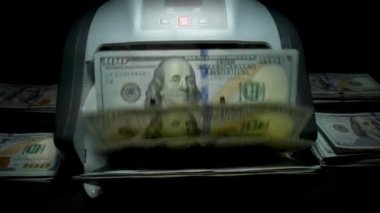 Kağıt para hesaplaması için para sayma ekipmanı. Banka finansal işlemleri için otomatik mekanizma. 100 USD 'lik döviz değişimi. Kapatma para sayma makinesi dolar sayma makinası