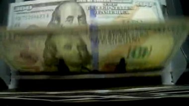 Kağıt para hesaplaması için para sayma ekipmanı. Banka finansal işlemleri için otomatik mekanizma. 100 USD 'lik döviz değişimi. Kapatma para sayma makinesi dolar sayma makinası