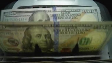 Kağıt para hesaplaması için para sayma ekipmanı. Banka finansal işlemleri için otomatik mekanizma. 100 USD 'lik döviz değişimi. Kapatma para sayma makinesi dolar sayma makinası