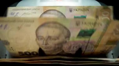 Banknotlar için sayma makinesi. Ukrayna parası bir hesap makinesinde. Ukrayna para biriminin dönüştürülmesi. Ukrayna parası banknotlar için bir makine tarafından sayılır. Ukrayna Hryvnia 'sı.