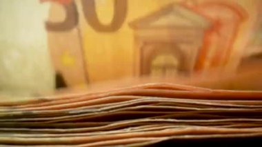 Kağıt para hesaplaması için para sayma ekipmanı. Banka finansal işlemleri için otomatik mekanizma. Sayılırken avro banknotlarını kapat